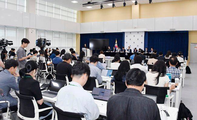 기획재정부가 8월 19일 오전 정부세종청사 중앙동에서 열린 '새정부 경제성장전략 상세 브리핑'에서 주요내용을 발표하고 있다. ⓒ기획재정부