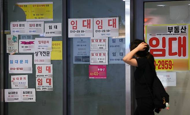 송파구의 한 종합상가 점포 앞에 임대 안내문이 붙어 있다.ⓒ뉴시스