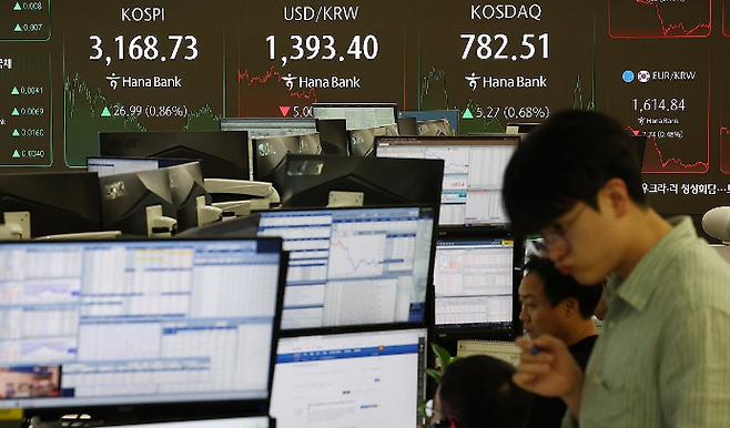 22일 서울 중구 하나은행 딜링룸 현황판에 코스피·코스닥 지수 등이 표시돼 있다. ⓒ연합뉴스