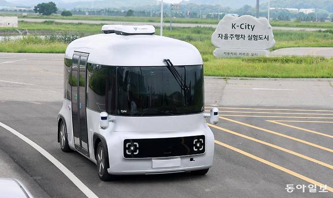 18일 경기 화성시 한국교통안전공단 자동차안전연구원 자율차 테스트베드 케이시티(K-City)에서 오토노머스에이투지의 운전석 없는 레벨4 자율주행 버스 ‘로이(ROii)’가 시험 주행하고 있다. 화성=장승윤 기자 tomato99@donga.com