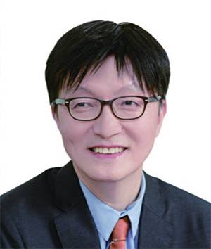 김흥종 아산정책연구원 객원선임연구위원 - 서울대 경제학 학·석·박사, 옥스퍼드대 명예 펠로, 전 대외경제정책연구원 (KIEP) 원장