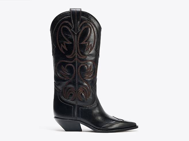 ZARA 색다른 스타일을 연출할 수 있는 웨스턴 부츠. 날렵한 느낌의 포인트 토와 힐 디자인, 자수 장식이 돋보입니다.