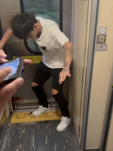 중국 사회관계망서비스(SNS)에 올라온 '좀비 담배'를 피고 몸을 가누지 못하는 모습. 사진=엑스 캡처