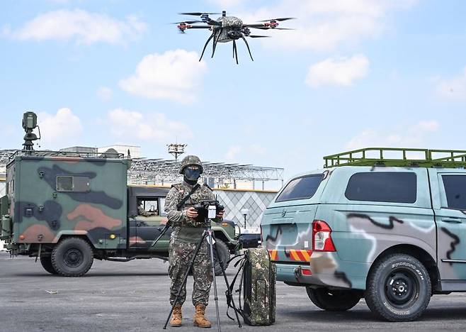 육군은 '25년 UFS/TIGER의 일환으로 20일, 울산항 5부두 일대에서 '울산항 통합방호훈련'을 실시했다. 이번 훈련은 민·관·군·경·소방 등 통합방위요소 간의 유기적인 협조체계 강화와 국가중요시설 방호능력 향상을 위해 계획되었다. 사진은 53사단 장병이 검문에 불응하고 울산항으로 접근중인 미상 선박을 추적하기 위해서 정찰드론을 이륙시키는 모습. 육군 제공