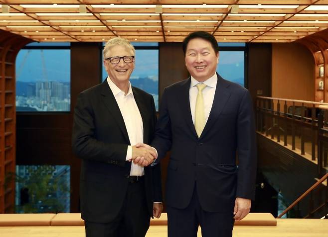 최태원 SK그룹 회장이 지난 21일 빌 게이츠 게이츠재단 이사장과 만나 악수를 하고 있다. 양측은 소형모듈원전(SMR), 백신 등 에너지 및 바이오 사업 분야에서 사업협력과 전략적 파트너십을 한층 강화하기로 했다. SK그룹 제공