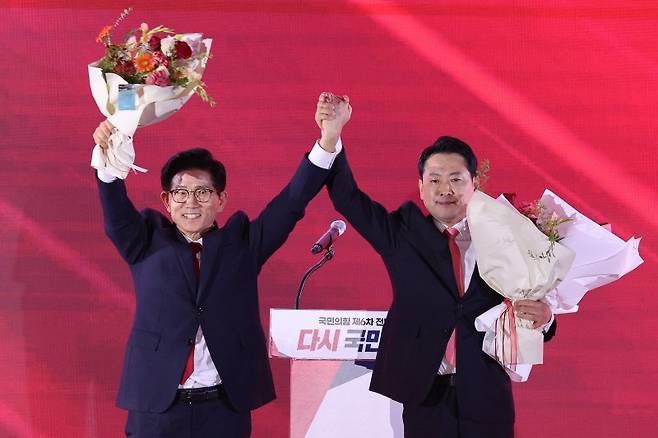 김문수(왼쪽)·장동혁 국민의힘 당대표 후보가 22일 오후 충북 청주시 오스코에서 열린 제6차 전당대회에서 결선 진출에 성공한 뒤 당원들에게 인사하고 있다. 뉴스1