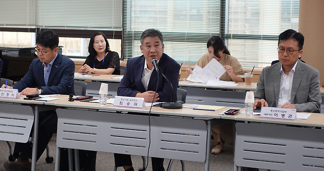 최승재 중소기업 옴부즈만이 서울시 송파구 월드타워빌딩에서 열린 ‘서울동부지역 중소벤처기업 S.O.S. Talk’에서 간담회를 진행하고 있다. 중소기업 옴부즈만 제공