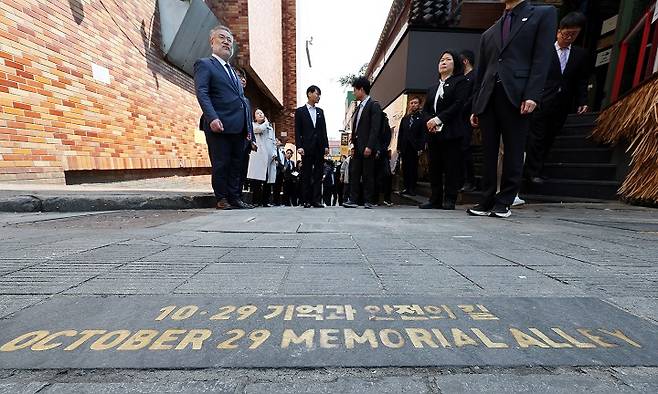 송기춘 이태원참사 특조위원장과 신규 임용 조사관들이 지난 4월 28일 오후 서울 이태원 해밀톤호텔 옆 '기억과 안전의 길'을 둘러보고 있다.(ⓒ뉴스1, 산업통상자원부 제공, 무단 전재-재배포 금지)