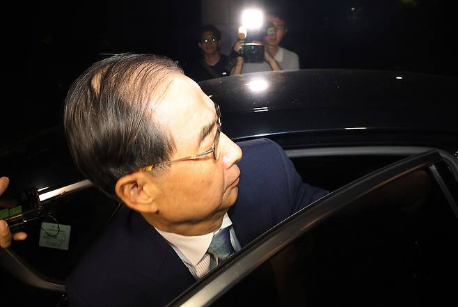 피의자 신분으로 소환된 한덕수 전 국무총리가 20일 서울 서초구 서울고검에 마련된 내란 특검 사무실을 나서고 있다. 연합뉴스