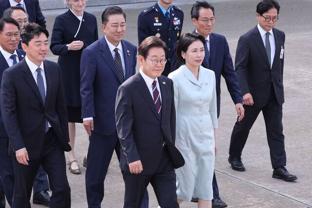 이재명 대통령과 부인 김혜경 여사가 지난 6월16일 캐나다 앨버타주 캐내내스키스에서 열리는 주요 7개국(G7) 정상회의 참석을 위해 경기도 성남시 서울공항에 도착해 공군 1호기로 이동하고 있다. 대통령실사진기자단