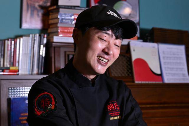 조광효 셰프는 "만화방을 차렸지만 정작 만화책을 사들일 돈이 없어 만화책 '요리왕 비룡'에서 영감을 얻어 '비룡 떡볶이'를 만들어 판 게 사실상 만화 요리의 시작"이라고 했다. 강예진 기자