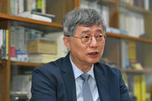 장영수 고려대 법학전문대학원 교수가 30일 서울 성북구 연구실에서 인터뷰에 응하고 있다. 남동균 인턴기자