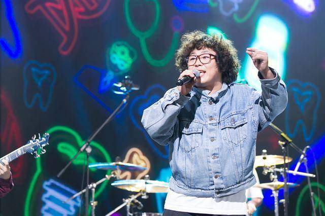 2015년 방송된 오디션 프로그램 '슈퍼스타K7'에서 중식이가 노래하고 있다. Mnet 제공