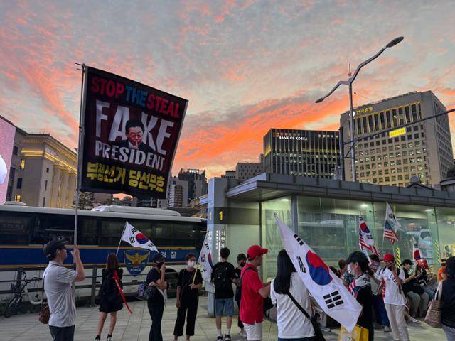 12일 서울 중구 명동 주한중국대사관 인근에서 '부정선거 대선 무효 및 윤어게인 촉구 집회' 참가자들이 모여 있다. 권정현 기자