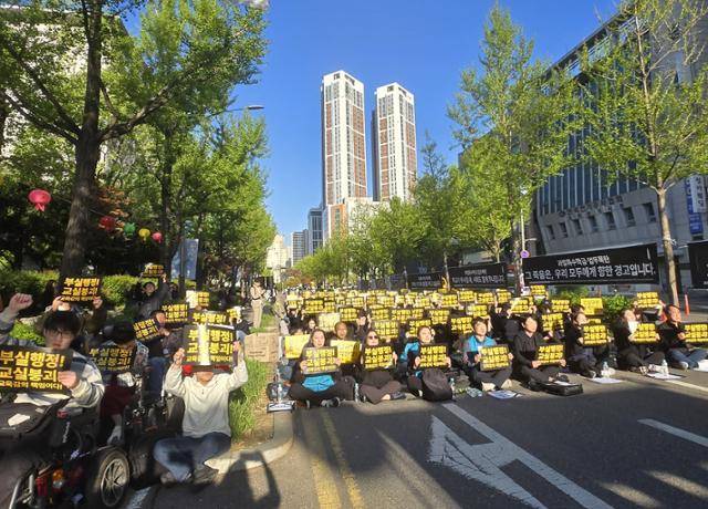 인천 특수교사 사망 진상규명을 위한 비상대책위원회가 지난 4월 24일 인천시교육청 앞에서 진상규명과 순직 인정 촉구 집회를 하고 있다. 비상대책위 제공