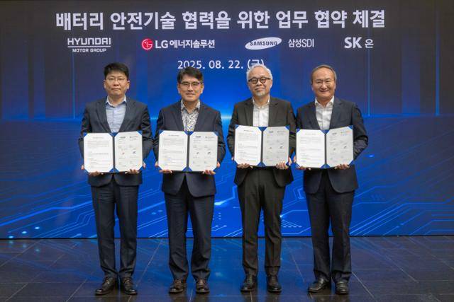 22일 경기 화성시 현대차·기아 남양연구소에서 열린 '배터리 안전기술 협력을 위한 업무 협약 체결식'에 참석한 김동명(왼쪽부터) LG에너지솔루션 대표이사, 양희원 현대차·기아 R&D본부 사장, 최주선 삼성SDI 대표이사 , 이석희 SK온 대표이사가 기념촬영을 하고 있다. 현대차·기아 제공