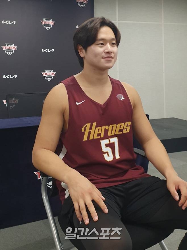 21일 광주 KIA전에 앞서 취재진과 인터뷰하는 키움 유망주 박주홍. 광주=배중현 기자