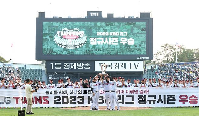<yonhap photo-2589="">(서울=연합뉴스) 이지은 기자 = 15일 서울 송파구 잠실야구장에서 열린 프로야구 두산과 LG의 경기를 마친 뒤 열린 LG트윈스 정규시즌 우승 트로피 전달식에서 염경엽 감독(왼쪽부터), 임찬규, 김현수, 오지환이 트로피를 들어올리고 있다. 2023.10.15 jieunlee@yna.co.kr/2023-10-15 17:46:59/ <저작권자 ⓒ 1980-2023 ㈜연합뉴스. 무단 전재 재배포 금지.></yonhap>