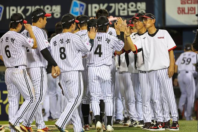 LG 염경엽 감독이 선수단과 하이파이브를 하고 있다. 구단 제공