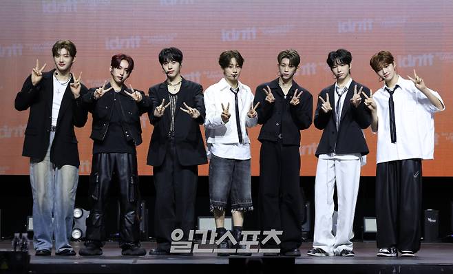 24인조 대형 보이그룹 아이덴티티(idntt) 유닛 그룹 유네버멧(unevermet)(김도훈, 김희주, 최태인, 이재영, 김주호, 남지운, 이환희)이 11일 오후 서울 용산구 블루스퀘어에서 열린 첫 데뷔 앨범 '유네버멧' 발매 기념 쇼케이스에 참석해 포토타임을 갖고 있다. '유네버멧'은 기존 보이밴드의 형식에 갇혀있지 않은 소년들의 진짜를 담은 음악은 무엇일까에 대한 고민, 그리고 아직 완성되지 않은 소년의 정체성을 찾아가는 과정을 소년들의 '날 것의 정체성'으로 표현하는 앨범. 서병수 기자 qudtn@edaily.co.kr /2025.08.11/
