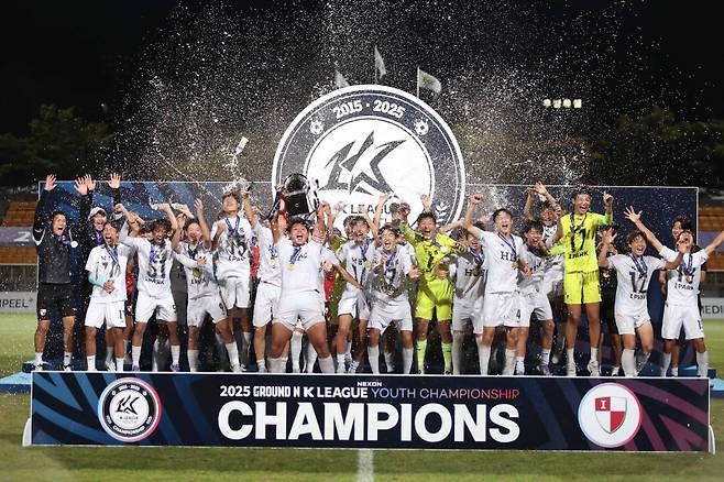 부산 낙동중 선수단이 21일 천안축구센터주경기장에서 열린 전북 금산중과의 2025 GROUNDD.N K리그 유스 챔피언십 결승전서 이긴 뒤 세리머니를 펼치고 있다. 사진=프로축구연맹