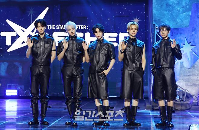그룹 투모로우바이투게더(TXT) 수빈, 휴닝카이, 범규, 연준, 태현이 21일 오후 서울 동대문구 경희대학교서울캠퍼스평화의전당에서 열린 정규 4집 ‘별의 장: TOGETHER(별의 장: 투게더)’ 발매 기념 쇼케이스에 참석해 포토타임을 갖고 있다. 타이틀곡 ‘Beautiful Strangers(뷰티풀 스트레인저)’는 네게 받은 힘으로 성장하는 ‘나’와 별나서 더 아름다운 ‘우리’의 이야기를 담았다. 서병수 기자 qudtn@edaily.co.kr /2025.07.21/
