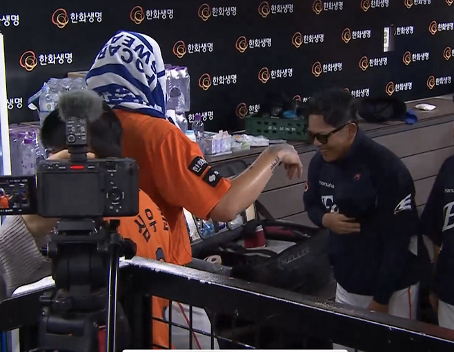 양상문(오른쪽) 한화 투수 코치가 22일 대전 SSG 랜더스 7회 말 수비를 마치고 돌아온 폰세에게 고개 숙여 인사하고 있다. 사진=SBS sports, 티빙 중계 캡처
