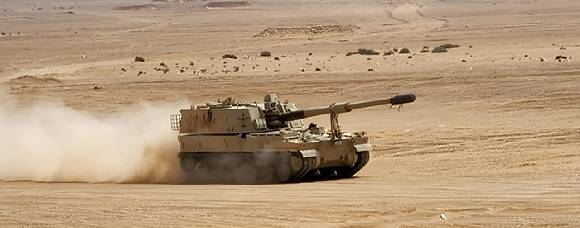 중동 사막을 달리고 있는 K9 자주포의 모습. [사진=한화에어로스페이스]