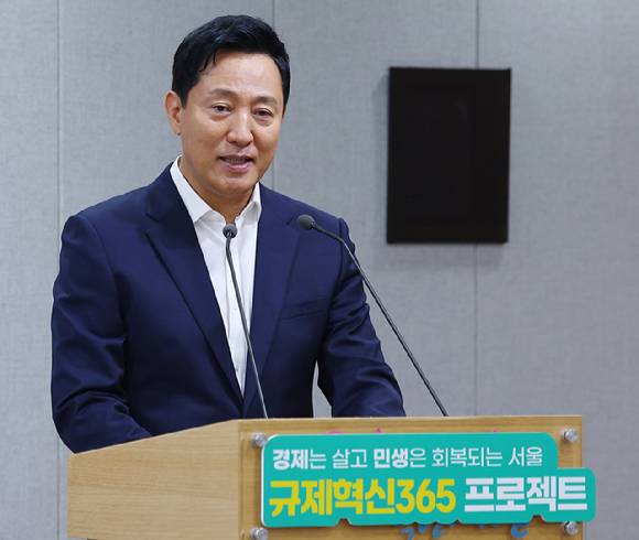오세훈 서울시장이 20일 서울시청에서 열린 '규제혁신 365 프로젝트' 기자 설명회에서 발언하고 있다. [사진=연합뉴스]