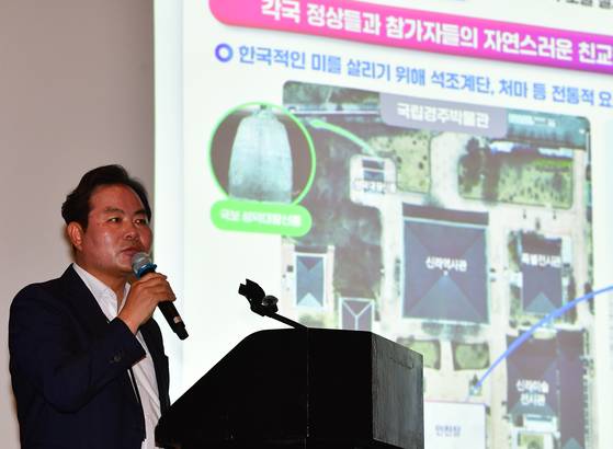 김학홍 경북도 행정부지사가 21일 경주 힐튼호텔에서 열린 'APEC 2025 정상회의' 준비 상황 등에 대한 설명을 하고 있다. 뉴스1