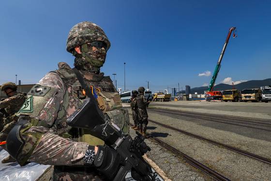 육군 53사단이 21일 을지 자유의 방패 연습으로 부산항 일대에서 민·관·군·경·소방 통합 부산항 피해 복구 훈련을 실시하고 있다. 연합뉴스