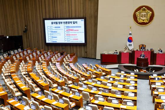 이정헌 더불어민주당 의원이 22일 오전 서울 여의도 국회에서 열린 제428회 국회(임시회) 본회의에서 한국교육방송공사법(EBS법) 개정안에 대한 무제한 토론(필리버스터)을 하고 있다. 왼쪽 국무위원석에 이진숙 방송통신위원장이 이를 듣고 있다. 뉴스1