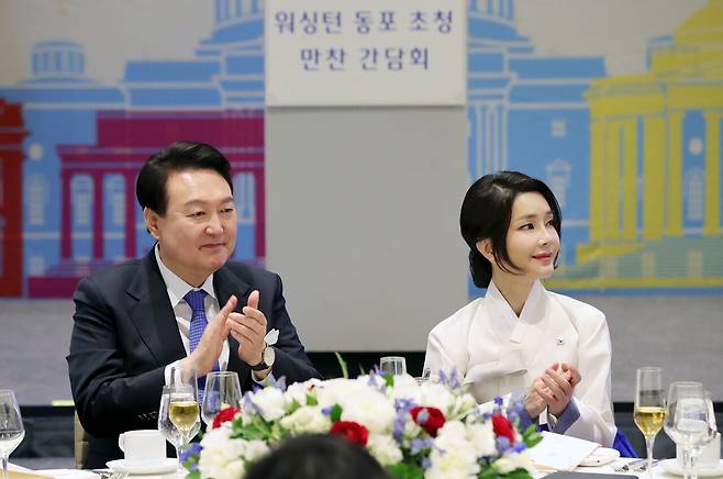 미국을 국빈 방문한 윤석열 전 대통령과 부인 김건희 여사가 2023년 4월 24일(현지시간) 워싱턴DC 한 호텔에서 열린 워싱턴 교포 초청 만찬 간담회에서 유미 호건 전 메릴랜드주지사 부인의 환영사를 듣고 박수치고 있다. [연합뉴스]