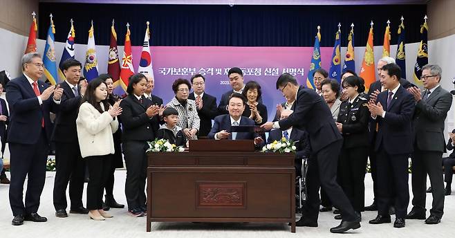 윤석열 대통령이 2023년 3월 2일 오후 서울 용산 대통령실 청사에서 국가보훈부 승격과 재외동포청 신설을 골자로 하는 ‘정부조직법’ 공포안에 서명한 뒤 축하 메시지를 작성하고 있다. [연합뉴스]