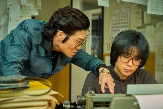 극중 신성영화사 대표 구중호(진선규)는 감독 곽인우(조현철)에 야한 장면만 가득한 영화를 만들면 된다고 강요한다. 사진 넷플릭스