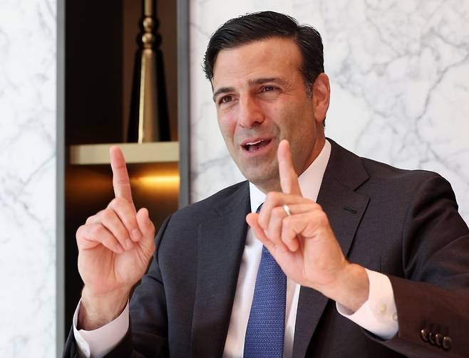 히스 타버트 서클 사장이 21일 서울 명동 르메르디앙호텔에서 한국경제신문과 인터뷰하고 있다. 최혁 기자