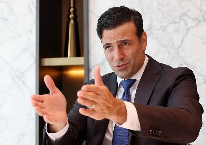 히스 타버트 서클 사장이 21일 서울 명동 르메르디앙호텔에서 한국경제신문과 인터뷰하고 있다. 최혁 기자