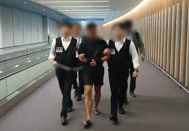 중국 국적의 남성 A씨(34)가 태국 방콕에서 인천공항으로 송환되고 있다./사진=법무부