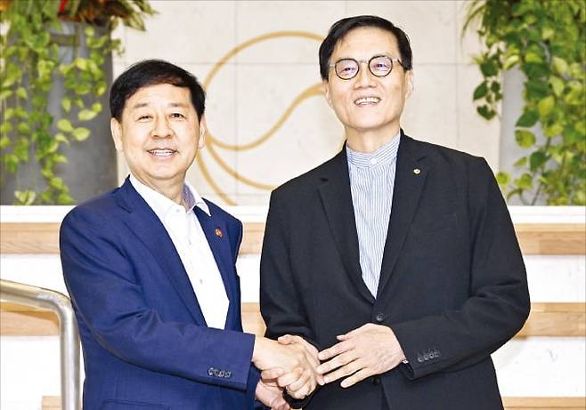 < 손잡은 ‘경제 투톱’ > 구윤철 부총리 겸 기획재정부 장관(왼쪽)이 7일 오전 서울 남대문로 한국은행 본관에서 이창용 한은 총재와 만나 악수하고 있다. ﻿/최혁 기자