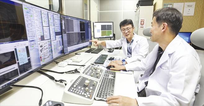 정인호 서울대 신소재공동연구소장(왼쪽)이 연구원과 함께 첨단 투과전자현미경(TEM) 장비 분석 결과를 살펴보고 있다. TEM은 원자 수준의 구조를 관찰할 수 있는 수차 보정 기능을 갖춰 결정 구조 분석과 전자 구조 연구에 폭넓게 활용된다.   /임형택 기자