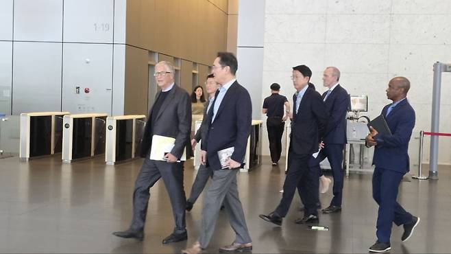 이재용 삼성전자 회장이 22일 삼성전자 서초 사옥을 방문해 오찬을 함께 한 빌 게이츠 게이츠재단 이사장을 배웅하고 있다./삼성전자