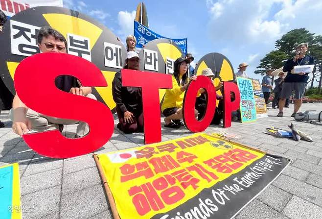 On August 21, three days before the second anniversary of the release of treated radioactive wastewater from Fukushima, environmental activists stage a protest in front of the presidential office in Yongsan, Seoul, calling on the government to push for onshore treatment of the wastewater through the upcoming Korea-Japan summit. / Reporter Sung Dong-hoon