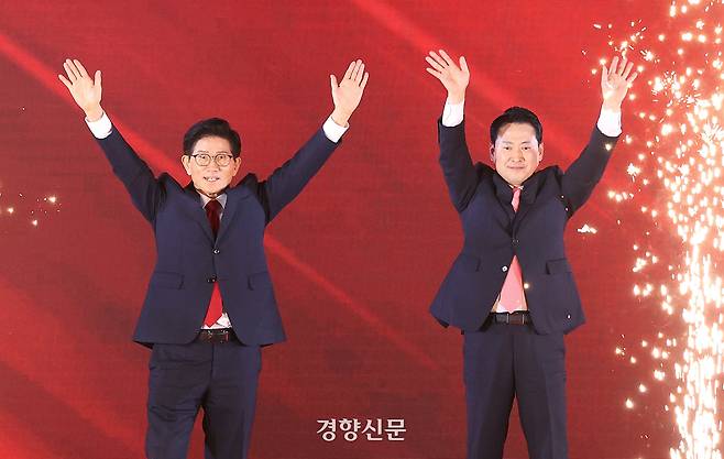 김문수·장동혁 국민의힘 당대표 후보가 22일 충북 청주시 오스코에서 열린 국민의힘 제6차 전당대회에서 결선에 진출한 후 손을 들어 인사하고 있다. 권도현 기자