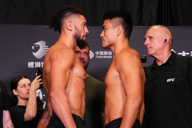 조니 워커와 장밍양이 23일 중국 상하이체육관에서 격돌한다. UFC 제공