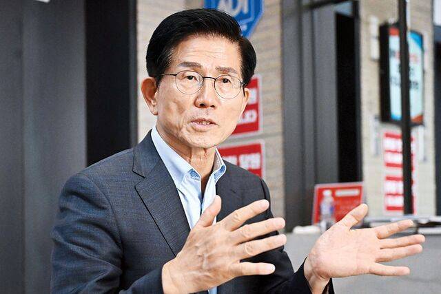 김문수 국민의힘 당대표 후보가 21일 서울 영등포구 국민의힘 당사에서 국민일보와 인터뷰하고 있다. 김 후보는 대표 당선 시 정부·여당을 견제하기 위해 장외투쟁도 불사하겠다고 강조했다. 윤웅 기자