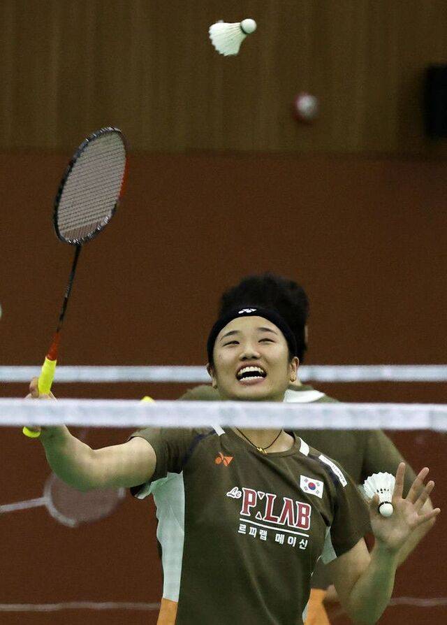 배드민턴 여자단식 세계랭킹 1위 안세영이 지난 18일 충북 진천국가대표선수촌에서 밝은 표정으로 훈련하고 있다. 뉴시스
