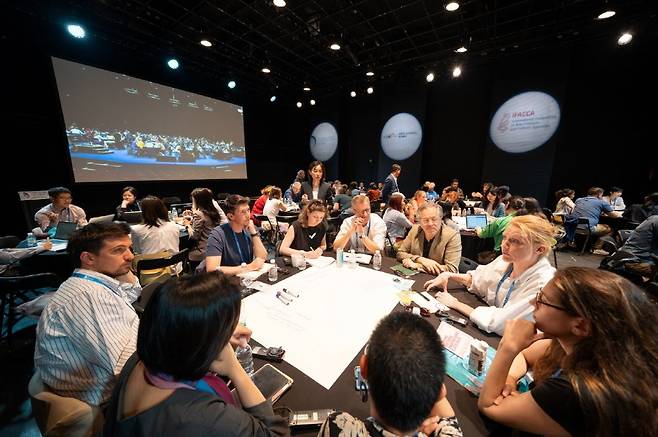 질 도레(오른쪽에서 세번째) 시나르(CINARS) 대표가 2025 문화예술세계총회에 참석하고 있다.      한국문화예술위원회