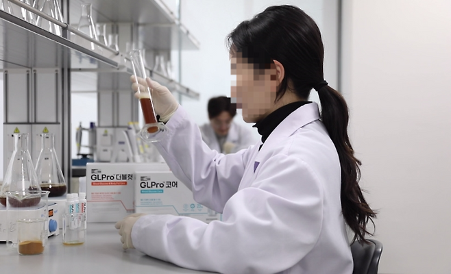 정관장 R&D(연구개발)센터에서 홍삼의 혈당 조절 효능을 연구하는 모습. [사진 = KGC인삼공사]