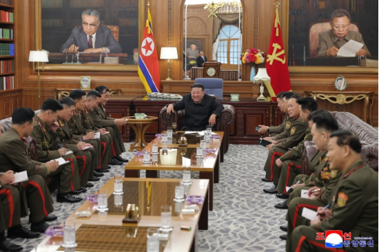 김정은 북한 국무위원장이 지난 20일 당 중앙위원회 본부청사에서 국가표창수여식 참석차 귀국한 해외작전부대 주요 지휘관들을 만났다. (사진=조선중앙통신 연합뉴스)