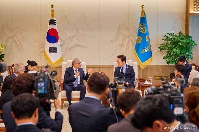 (서울=뉴스1) 허경 기자 = 이재명 대통령이 21일 서울 용산 대통령실에서 빌 게이츠 게이츠재단 이사장을 접견하고 있다.?(대통령실 제공. 재판매 및 DB 금지) 2025.8.21/뉴스1  Copyright (C) 뉴스1. All rights reserved. 무단 전재 및 재배포,  AI학습 이용 금지. /사진=(서울=뉴스1) 허경 기자